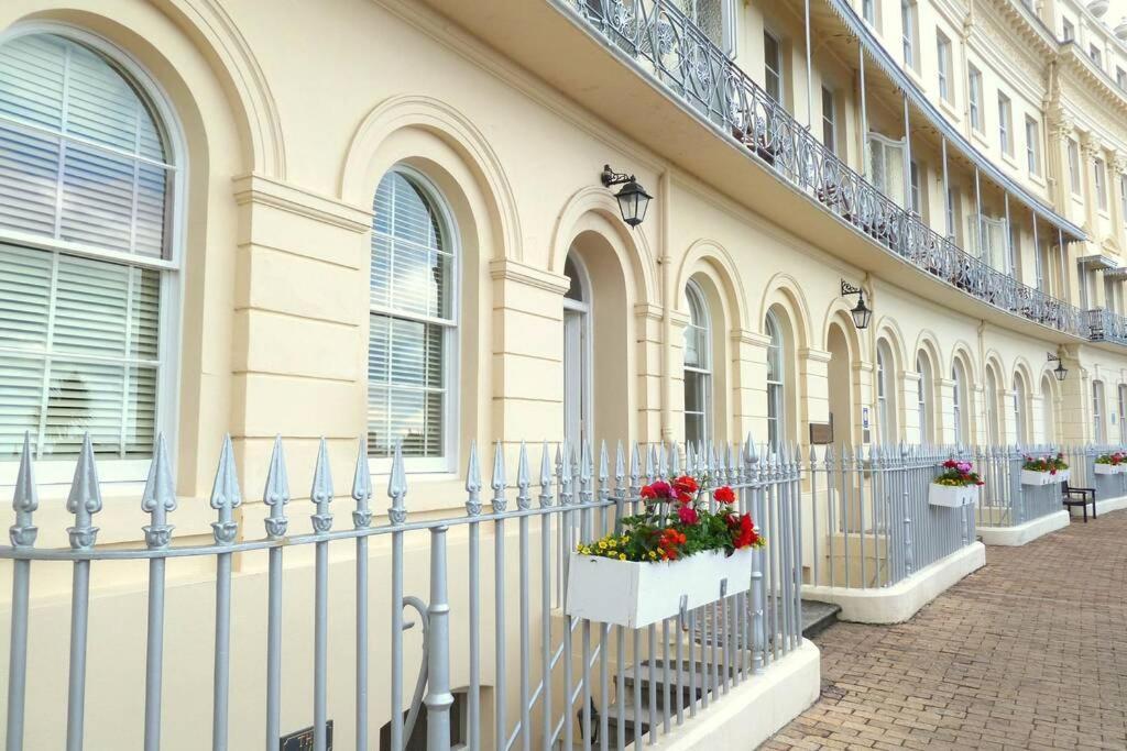 **Sunny And Bright, Thatchers Rock One Bed Beach Front Apartment*** Torquay Exterior foto