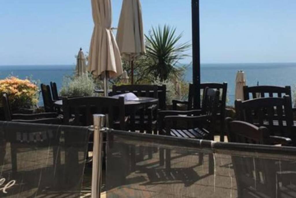 **Sunny And Bright, Thatchers Rock One Bed Beach Front Apartment*** Torquay Exterior foto